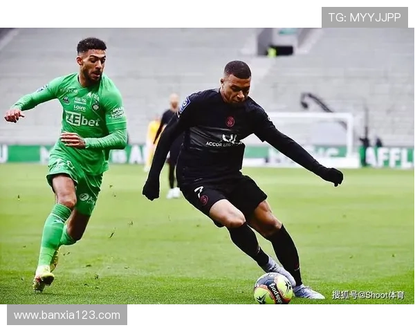 巴黎圣日耳曼边路依赖现象显现,中路进攻效率与整体战术平衡面临考验 巴黎圣日耳曼边路依赖现象显现,中路进攻效率与整体战术平衡面临考验