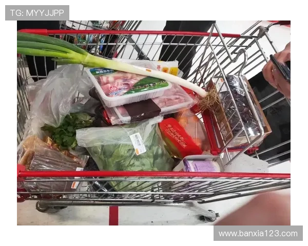 卢玉菲训练完顺手拎了块金牌回家，跟买菜似的